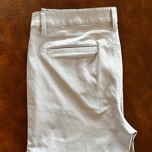 Vuori Men’s Cascade Tech Chino Pants in Fog Grey Size 32